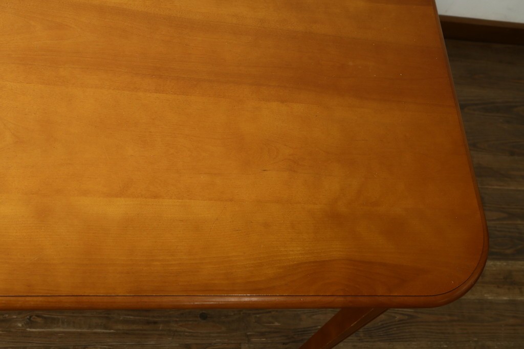 中古　横浜クラシック家具　ダニエル(Daniel)　Etranger(エトランゼ)　E-302　丸みを帯びた天板やすっきりとした脚のデザインが上品なエトランジェテーブル　(R-088142)