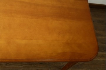 中古　横浜クラシック家具　ダニエル(Daniel)　Etranger(エトランゼ)　E-302　丸みを帯びた天板やすっきりとした脚のデザインが上品なエトランジェテーブル　(R-088142)