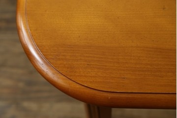 中古　横浜クラシック家具　ダニエル(Daniel)　Etranger(エトランゼ)　E-302　丸みを帯びた天板やすっきりとした脚のデザインが上品なエトランジェテーブル　(R-088142)