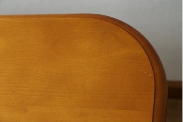中古　横浜クラシック家具　ダニエル(Daniel)　Etranger(エトランゼ)　E-302　丸みを帯びた天板やすっきりとした脚のデザインが上品なエトランジェテーブル　(R-088142)