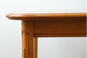 中古　横浜クラシック家具　ダニエル(Daniel)　Etranger(エトランゼ)　E-302　丸みを帯びた天板やすっきりとした脚のデザインが上品なエトランジェテーブル　(R-088142)