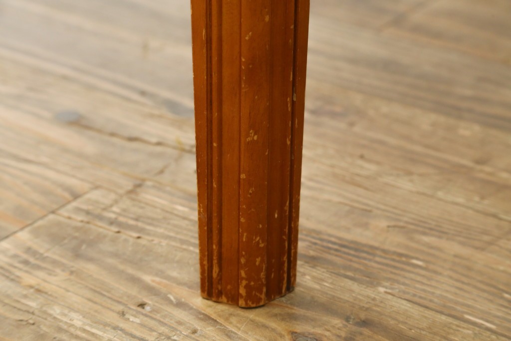 中古　横浜クラシック家具　ダニエル(Daniel)　Etranger(エトランゼ)　E-302　丸みを帯びた天板やすっきりとした脚のデザインが上品なエトランジェテーブル　(R-088142)