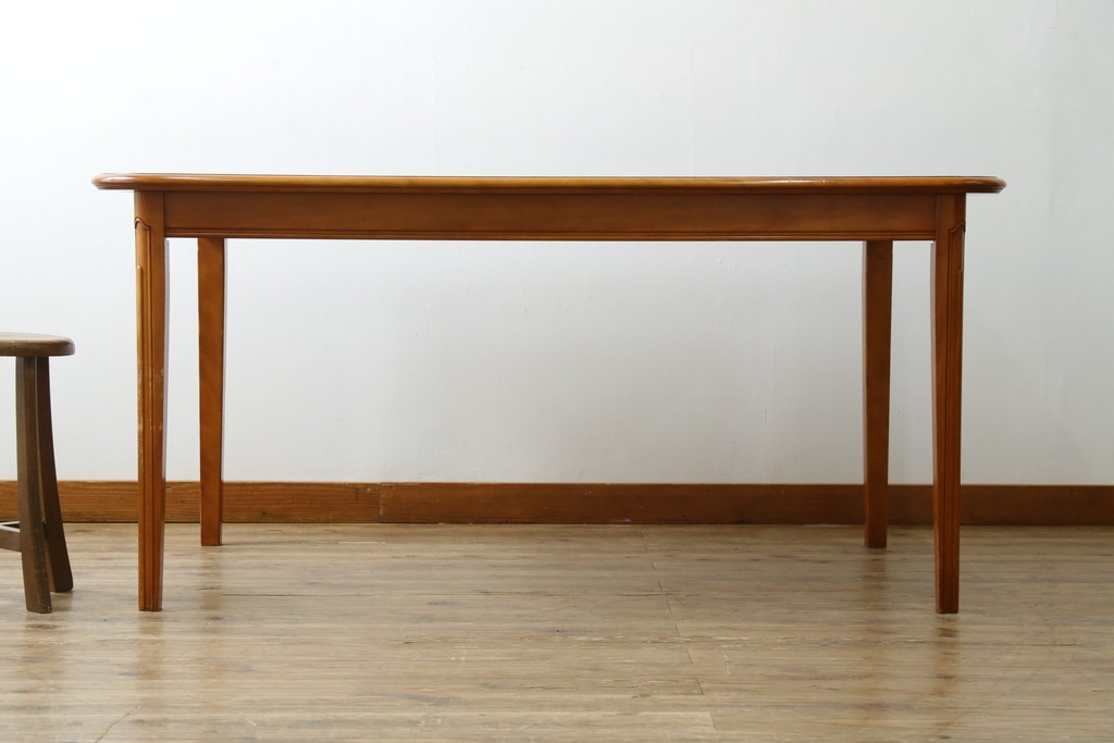 中古　横浜クラシック家具　ダニエル(Daniel)　Etranger(エトランゼ)　E-302　丸みを帯びた天板やすっきりとした脚のデザインが上品なエトランジェテーブル　(R-088142)