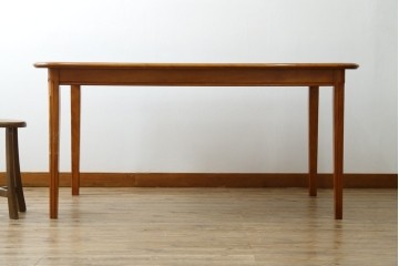 中古　横浜クラシック家具　ダニエル(Daniel)　Etranger(エトランゼ)　E-302　丸みを帯びた天板やすっきりとした脚のデザインが上品なエトランジェテーブル　(R-088142)
