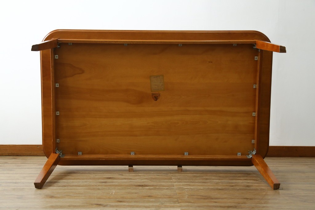 中古　横浜クラシック家具　ダニエル(Daniel)　Etranger(エトランゼ)　E-302　丸みを帯びた天板やすっきりとした脚のデザインが上品なエトランジェテーブル　(R-088142)