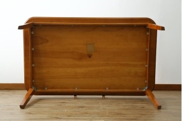 中古　横浜クラシック家具　ダニエル(Daniel)　Etranger(エトランゼ)　E-302　丸みを帯びた天板やすっきりとした脚のデザインが上品なエトランジェテーブル　(R-088142)