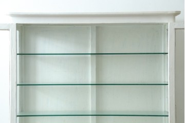 和製ヴィンテージ　清潔感のある白ペイントが魅力的な三面ガラスのケビント　(R-088143)