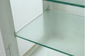 和製ヴィンテージ　清潔感のある白ペイントが魅力的な三面ガラスのケビント　(R-088143)