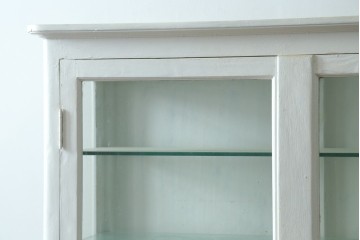 和製ヴィンテージ　清潔感のある白ペイントが魅力的な三面ガラスのケビント　(R-088143)