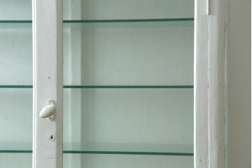 和製ヴィンテージ　清潔感のある白ペイントが魅力的な三面ガラスのケビント　(R-088143)