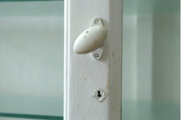和製ヴィンテージ　清潔感のある白ペイントが魅力的な三面ガラスのケビント　(R-088143)