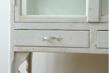 和製ヴィンテージ　清潔感のある白ペイントが魅力的な三面ガラスのケビント　(R-088143)