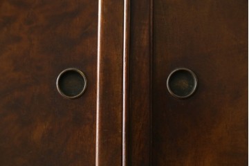 和製ヴィンテージ　前面(桑材)　梅にウグイスの彫刻と螺鈿細工が上品な茶箪笥　(R-088144)