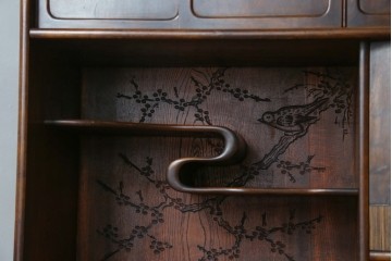 和製ヴィンテージ　前面(桑材)　梅にウグイスの彫刻と螺鈿細工が上品な茶箪笥　(R-088144)
