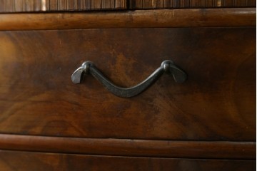 和製ヴィンテージ　前面(桑材)　梅にウグイスの彫刻と螺鈿細工が上品な茶箪笥　(R-088144)