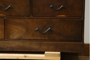 和製ヴィンテージ　前面(桑材)　梅にウグイスの彫刻と螺鈿細工が上品な茶箪笥　(R-088144)