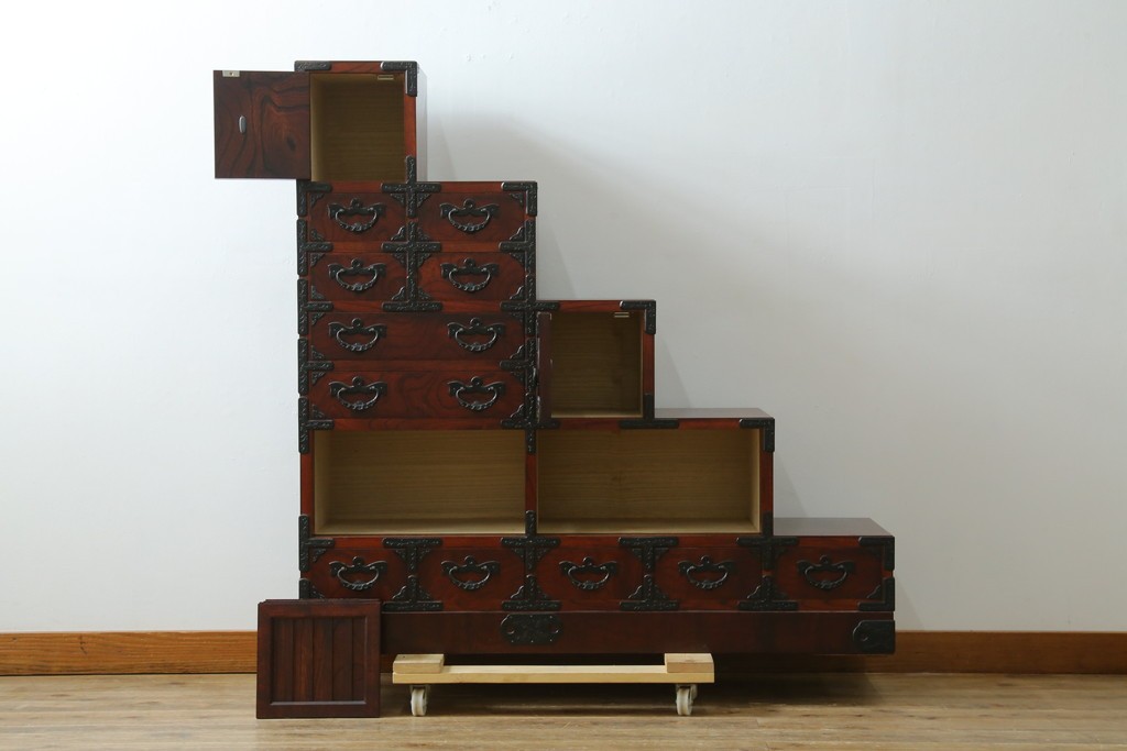 中古　美品　岩谷堂箪笥　伝統美と収納力を兼ね備えた階段箪笥　(R-088145)