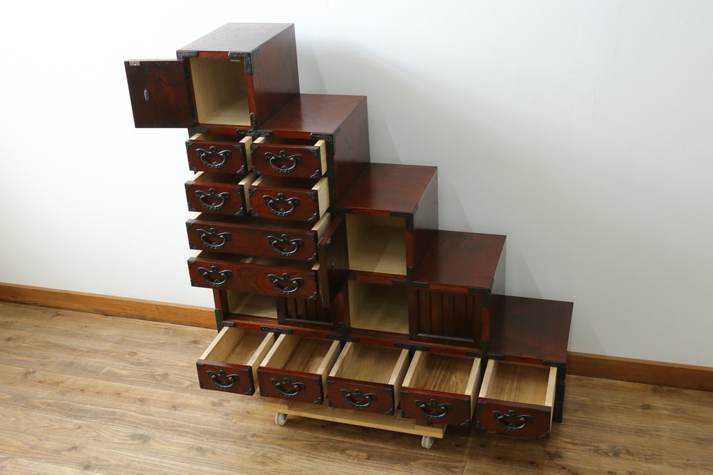 中古　美品　岩谷堂箪笥　伝統美と収納力を兼ね備えた階段箪笥　(R-088145)