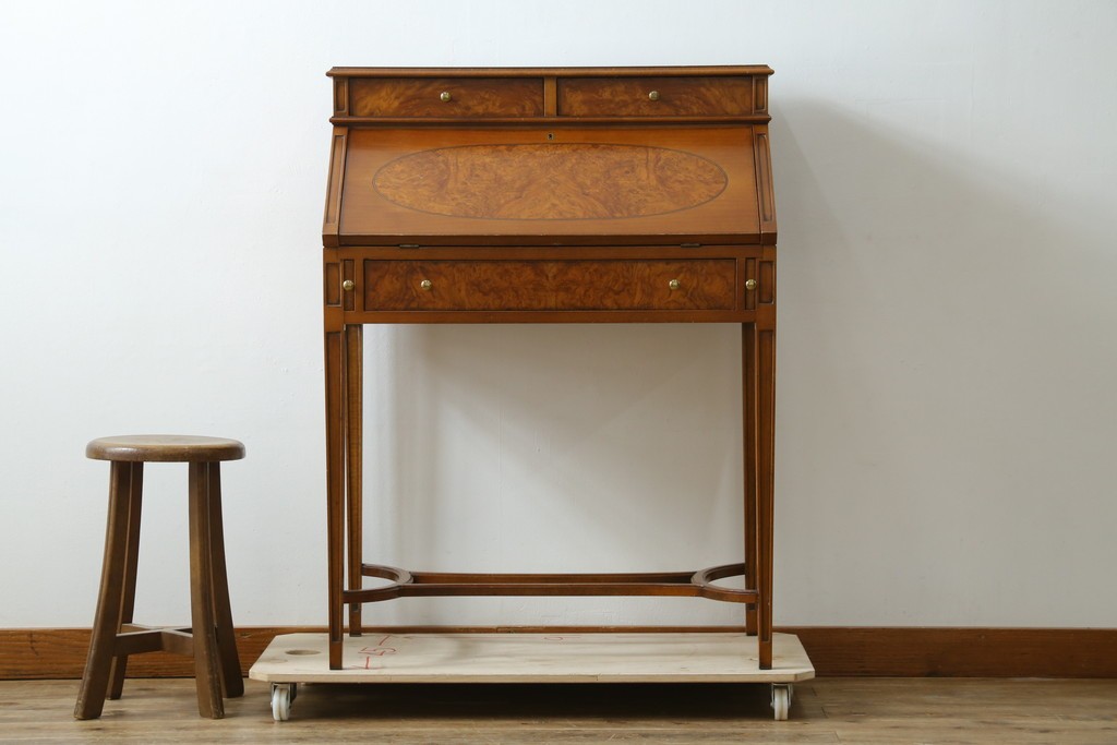中古　美品　イタリア高級家具　メデア(Medea)　美しい杢目を活かした象嵌細工が魅力的なライティングビューロー　定価約70万円　(R-088147)