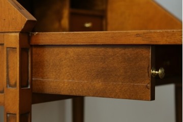 中古　美品　イタリア高級家具　メデア(Medea)　美しい杢目を活かした象嵌細工が魅力的なライティングビューロー　定価約70万円　(R-088147)