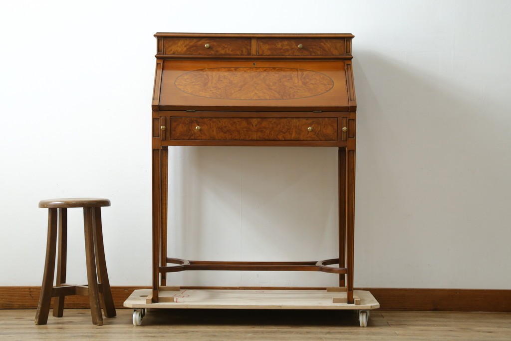 中古　美品　イタリア高級家具　メデア(Medea)　美しい杢目を活かした象嵌細工が魅力的なライティングビューロー　定価約70万円　(R-088147)