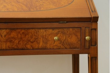 中古　美品　イタリア高級家具　メデア(Medea)　美しい杢目を活かした象嵌細工が魅力的なライティングビューロー　定価約70万円　(R-088147)