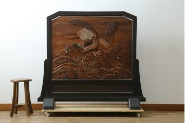 和製ヴィンテージ　井波彫刻　横山一夢刀　荒波を舞う鷲図の彫刻衝立　(R-088148)