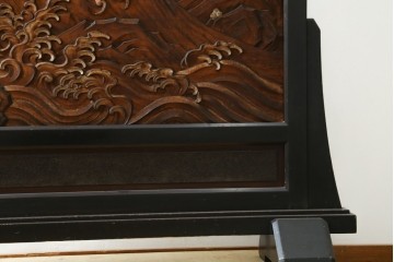 和製ヴィンテージ　井波彫刻　横山一夢刀　荒波を舞う鷲図の彫刻衝立　(R-088148)