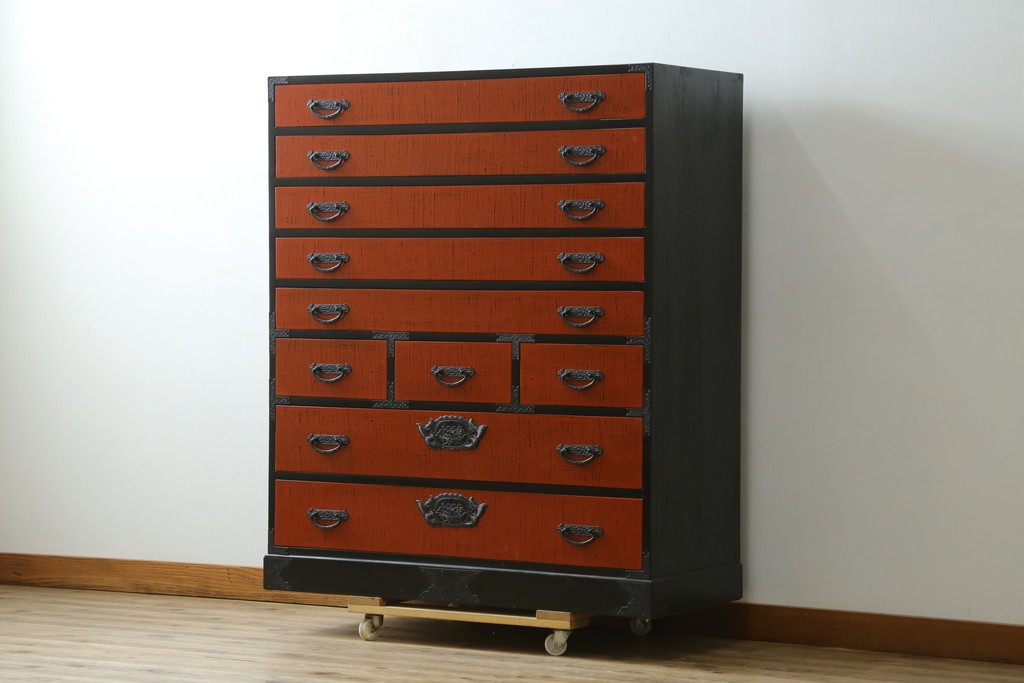 中古　美品　高級品　根来塗り(朱塗り)　重厚な金具と鮮やかな朱色が目を引く呉服箪笥　定価約52万円　(R-088149)