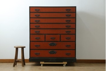 中古　美品　高級品　根来塗り(朱塗り)　重厚な金具と鮮やかな朱色が目を引く呉服箪笥　定価約52万円　(R-088149)