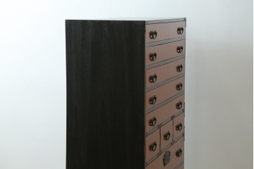 中古　美品　高級品　根来塗り(朱塗り)　重厚な金具と鮮やかな朱色が目を引く呉服箪笥　定価約52万円　(R-088149)
