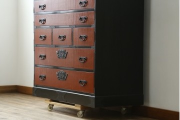 中古　美品　高級品　根来塗り(朱塗り)　重厚な金具と鮮やかな朱色が目を引く呉服箪笥　定価約52万円　(R-088149)