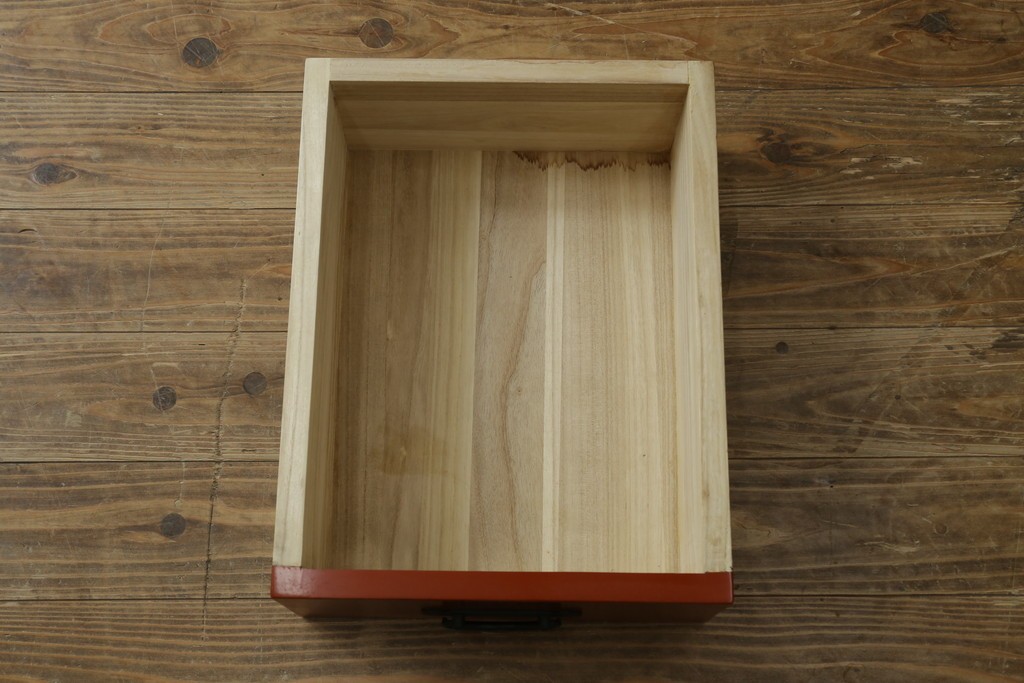 中古　美品　高級品　根来塗り(朱塗り)　重厚な金具と鮮やかな朱色が目を引く呉服箪笥　定価約52万円　(R-088149)