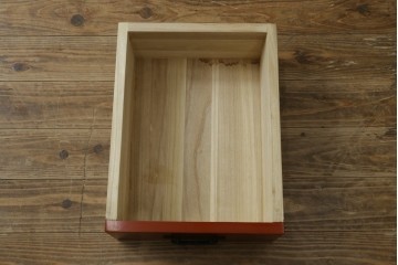 中古　美品　高級品　根来塗り(朱塗り)　重厚な金具と鮮やかな朱色が目を引く呉服箪笥　定価約52万円　(R-088149)