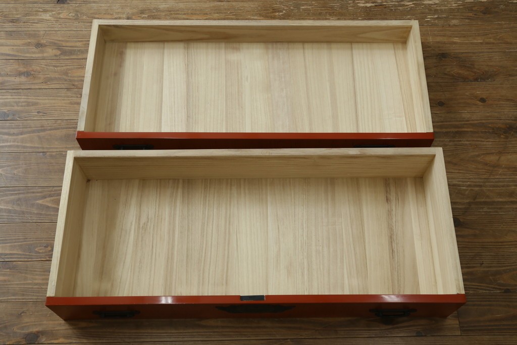 中古　美品　高級品　根来塗り(朱塗り)　重厚な金具と鮮やかな朱色が目を引く呉服箪笥　定価約52万円　(R-088149)