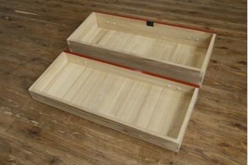 中古　美品　高級品　根来塗り(朱塗り)　重厚な金具と鮮やかな朱色が目を引く呉服箪笥　定価約52万円　(R-088149)
