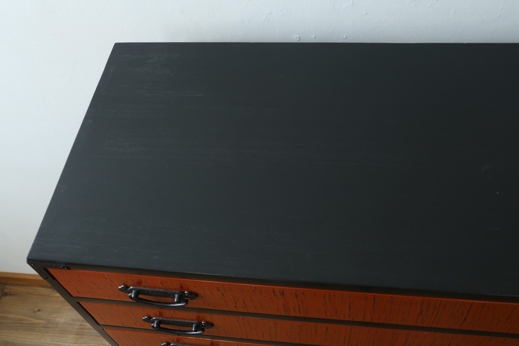 中古　美品　高級品　根来塗り(朱塗り)　重厚な金具と鮮やかな朱色が目を引く呉服箪笥　定価約52万円　(R-088149)