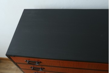中古　美品　高級品　根来塗り(朱塗り)　重厚な金具と鮮やかな朱色が目を引く呉服箪笥　定価約52万円　(R-088149)