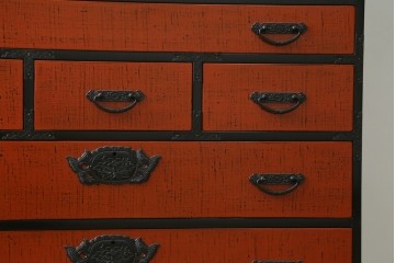 中古　美品　高級品　根来塗り(朱塗り)　重厚な金具と鮮やかな朱色が目を引く呉服箪笥　定価約52万円　(R-088149)