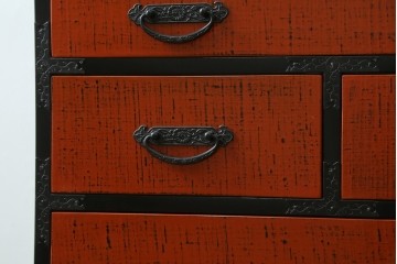 中古　美品　高級品　根来塗り(朱塗り)　重厚な金具と鮮やかな朱色が目を引く呉服箪笥　定価約52万円　(R-088149)