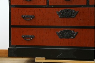 中古　美品　高級品　根来塗り(朱塗り)　重厚な金具と鮮やかな朱色が目を引く呉服箪笥　定価約52万円　(R-088149)