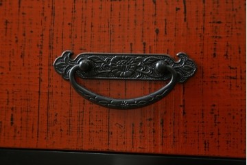 中古　美品　高級品　根来塗り(朱塗り)　重厚な金具と鮮やかな朱色が目を引く呉服箪笥　定価約52万円　(R-088149)