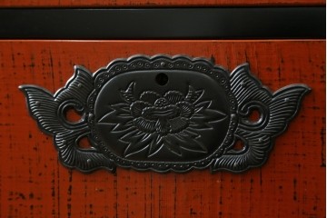 中古　美品　高級品　根来塗り(朱塗り)　重厚な金具と鮮やかな朱色が目を引く呉服箪笥　定価約52万円　(R-088149)