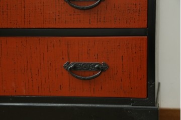 中古　美品　高級品　根来塗り(朱塗り)　重厚な金具と鮮やかな朱色が目を引く呉服箪笥　定価約52万円　(R-088149)