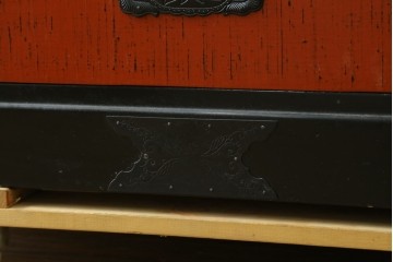 中古　美品　高級品　根来塗り(朱塗り)　重厚な金具と鮮やかな朱色が目を引く呉服箪笥　定価約52万円　(R-088149)