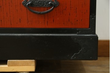 中古　美品　高級品　根来塗り(朱塗り)　重厚な金具と鮮やかな朱色が目を引く呉服箪笥　定価約52万円　(R-088149)