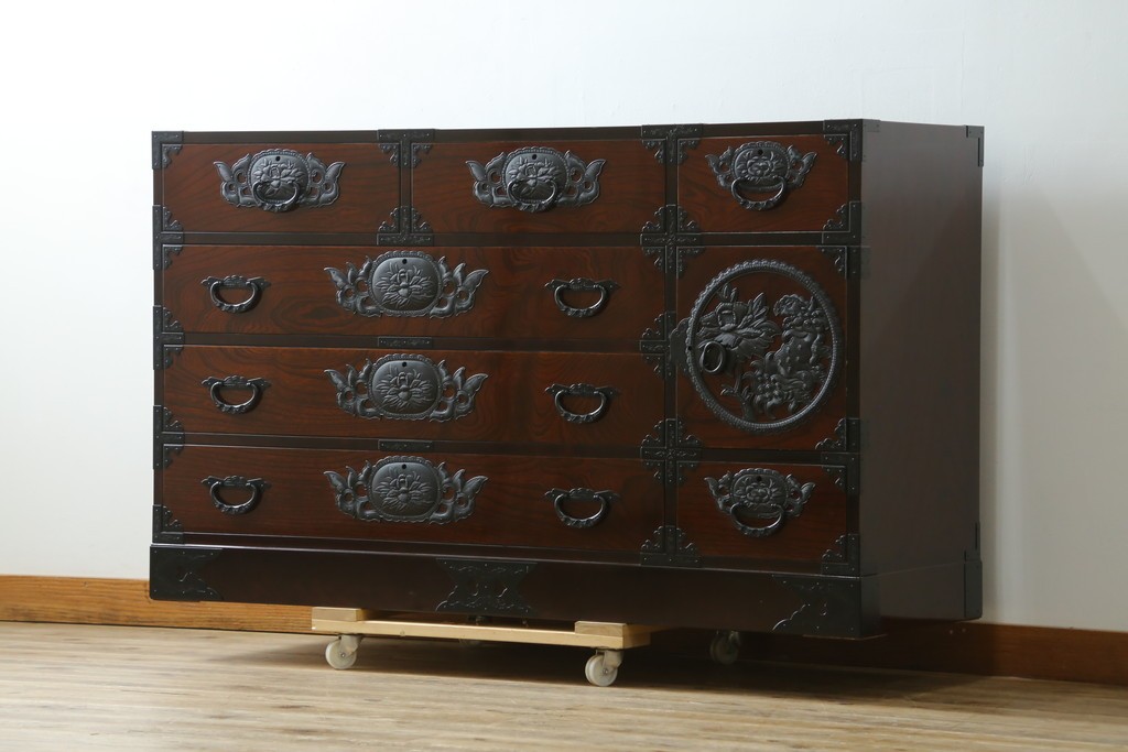 中古　超美品　仙台民芸箪笥(仙台箪笥)　木地呂塗り　高級ライン　牡丹金具と杢目が美しい四.五尺横長タンス　定価推定80万から100万円　(R-088150)