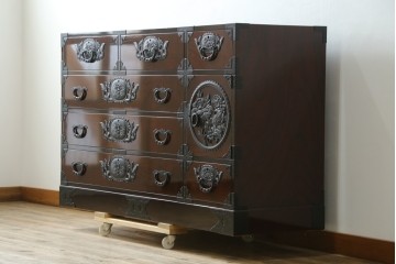 中古　超美品　仙台民芸箪笥(仙台箪笥)　木地呂塗り　高級ライン　牡丹金具と杢目が美しい四.五尺横長タンス　定価推定80万から100万円　(R-088150)