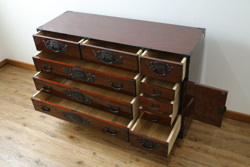 中古　超美品　仙台民芸箪笥(仙台箪笥)　木地呂塗り　高級ライン　牡丹金具と杢目が美しい四.五尺横長タンス　定価推定80万から100万円　(R-088150)