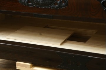 中古　超美品　仙台民芸箪笥(仙台箪笥)　木地呂塗り　高級ライン　牡丹金具と杢目が美しい四.五尺横長タンス　定価推定80万から100万円　(R-088150)
